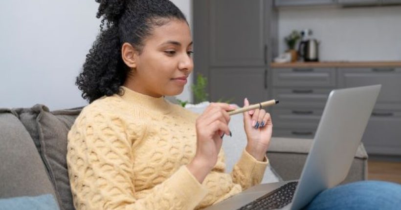 mulher-de-tiro-medio-segurando-laptop_23-2149249778